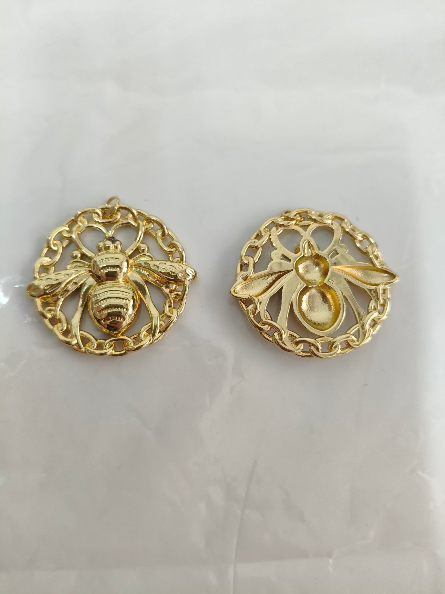 French Retro Heavy-Duty Hollowed-Out 3D Bee Pendant | Chain Border + Vinylist Inner Circle | Relief Front/High-Gloss Back, Exquisite Double-Sided DIY Necklace/Bracelet Accessory